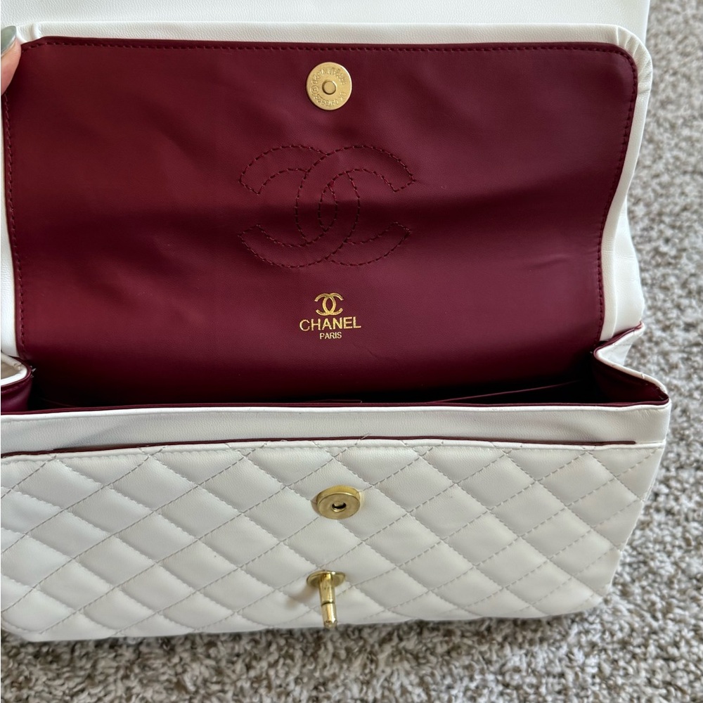 C C  Classic Flap Quilted Leather Shoulder Bag in White - Picture 4 of 10